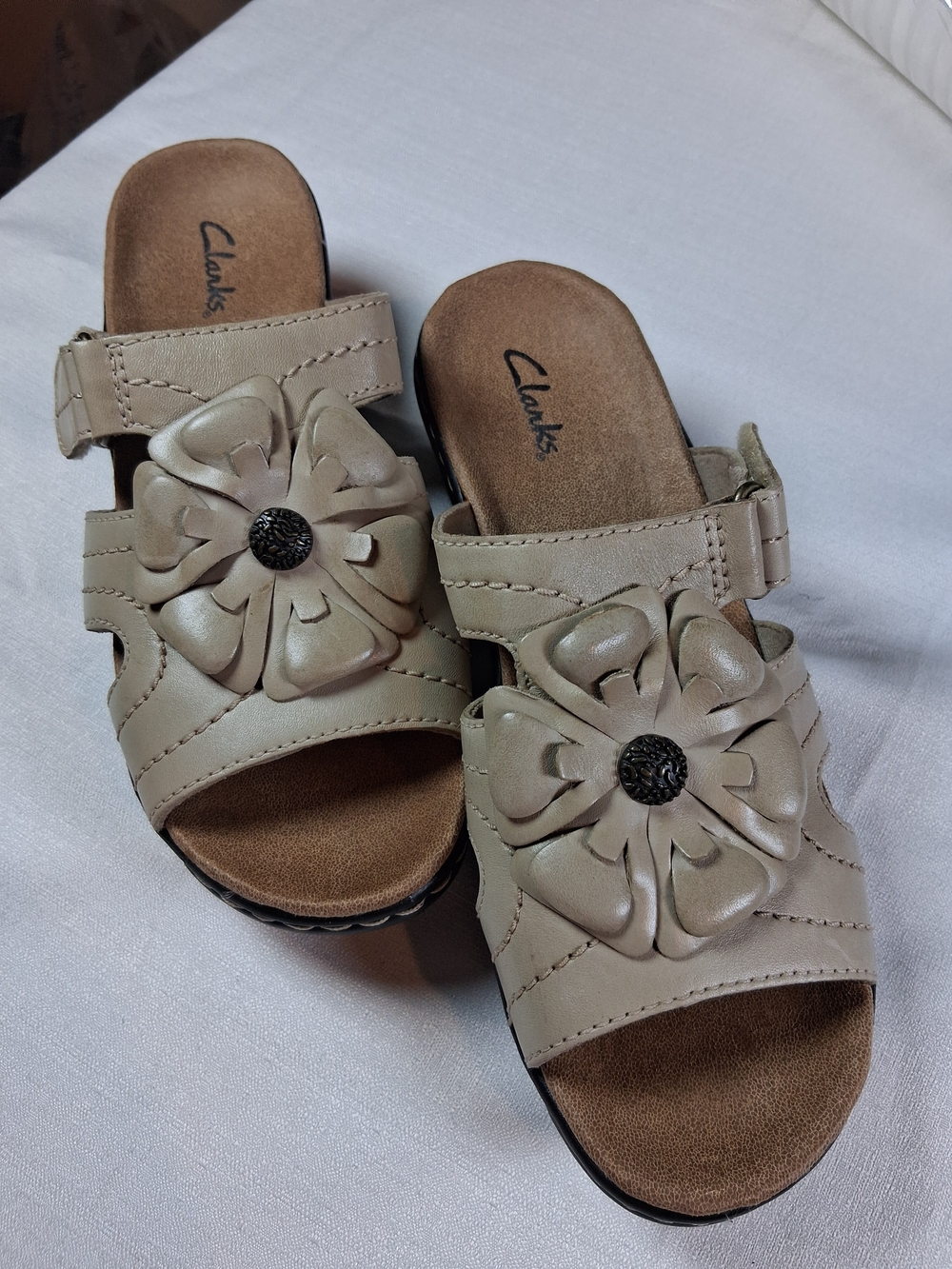 sku374 Clarks Women's Taupe Floral Slide Sandals Velco Sides 7m Like New !!
